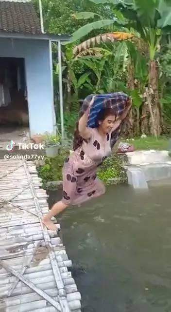 Trik bikin pelampung dari sarung © TikTok
