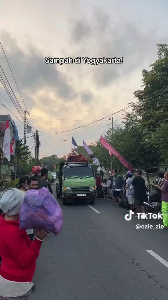 Sindiran Bu Tejo soal sampah Jogja © TikTok