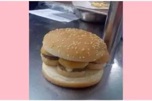 Lagi kepengen makan ala Barat, 11 potret kocak pesanan burger ini bentuknya nggak habis pikir