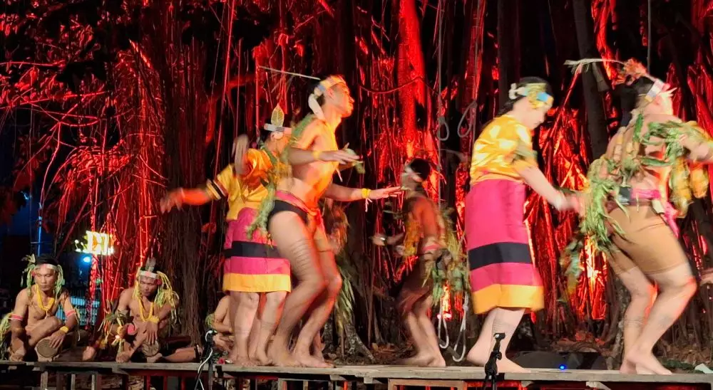 artjog sardono pertunjukkan mentawai © 2023 brilio.net