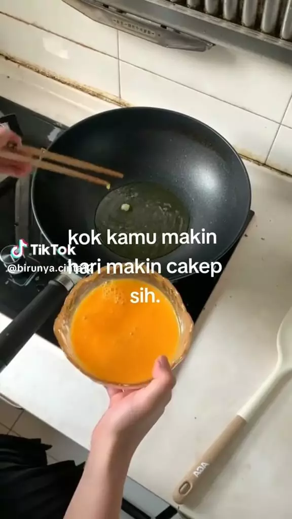 Tutorial goreng telur dadar estetik © TikTok