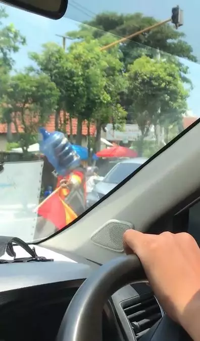 Penampakan kocak tukang parkir pakai helm anti mainstream TikTok