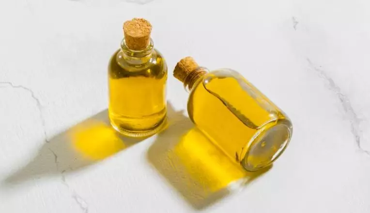 Hilangkan noda dan plak gigi pakai 1 minyak esensial Berbagai sumber Hilangkan noda dan plak gigi pakai 1 minyak esensial Berbagai sumber