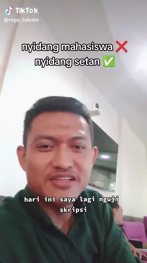 Mahasiswa sidang skripsi pakai kostum horor © TikTok Mahasiswa sidang skripsi pakai kostum horor © TikTok