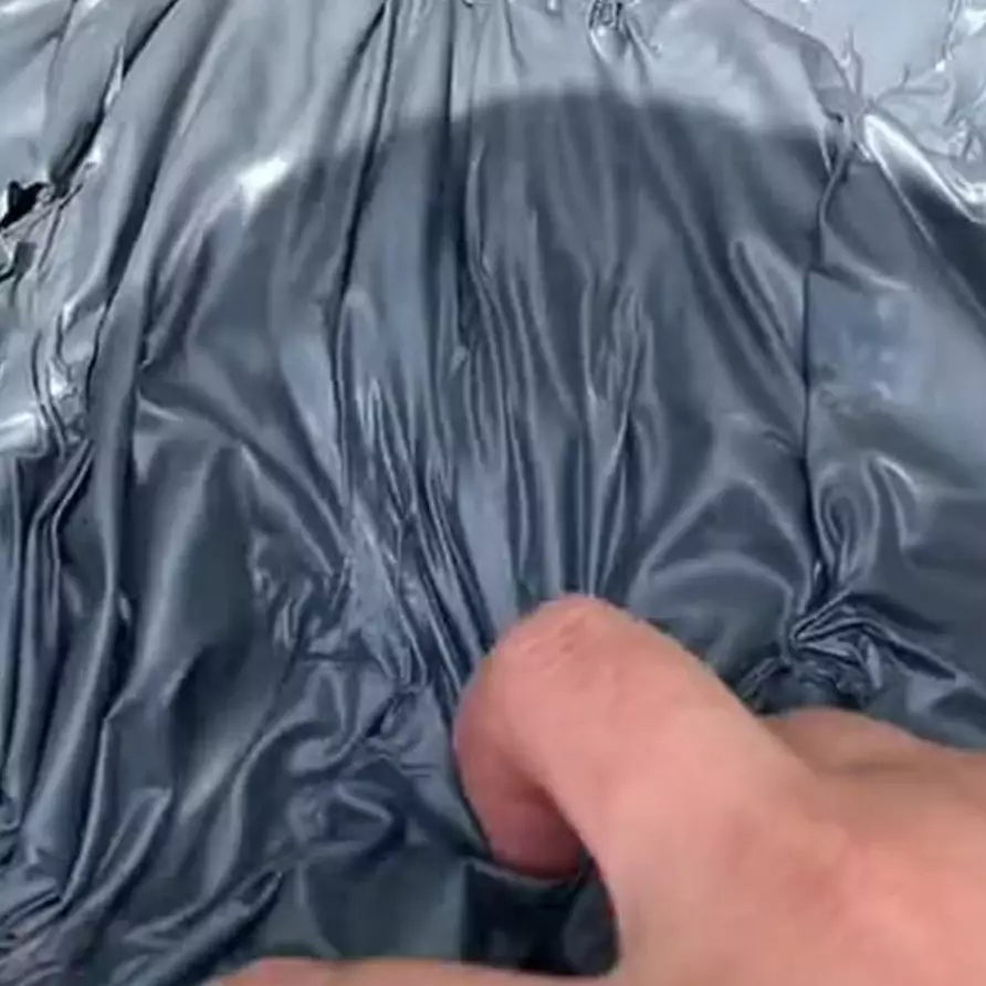 Wanita ini tutup jok motor pakai jas hujan biar nggak kepanasan, endingnya malah di luar dugaan