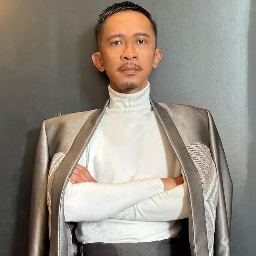 Cuma pakai baju jaring, begini 8 gaya nyentrik Aming saat hadir di ulang tahun Luna Maya