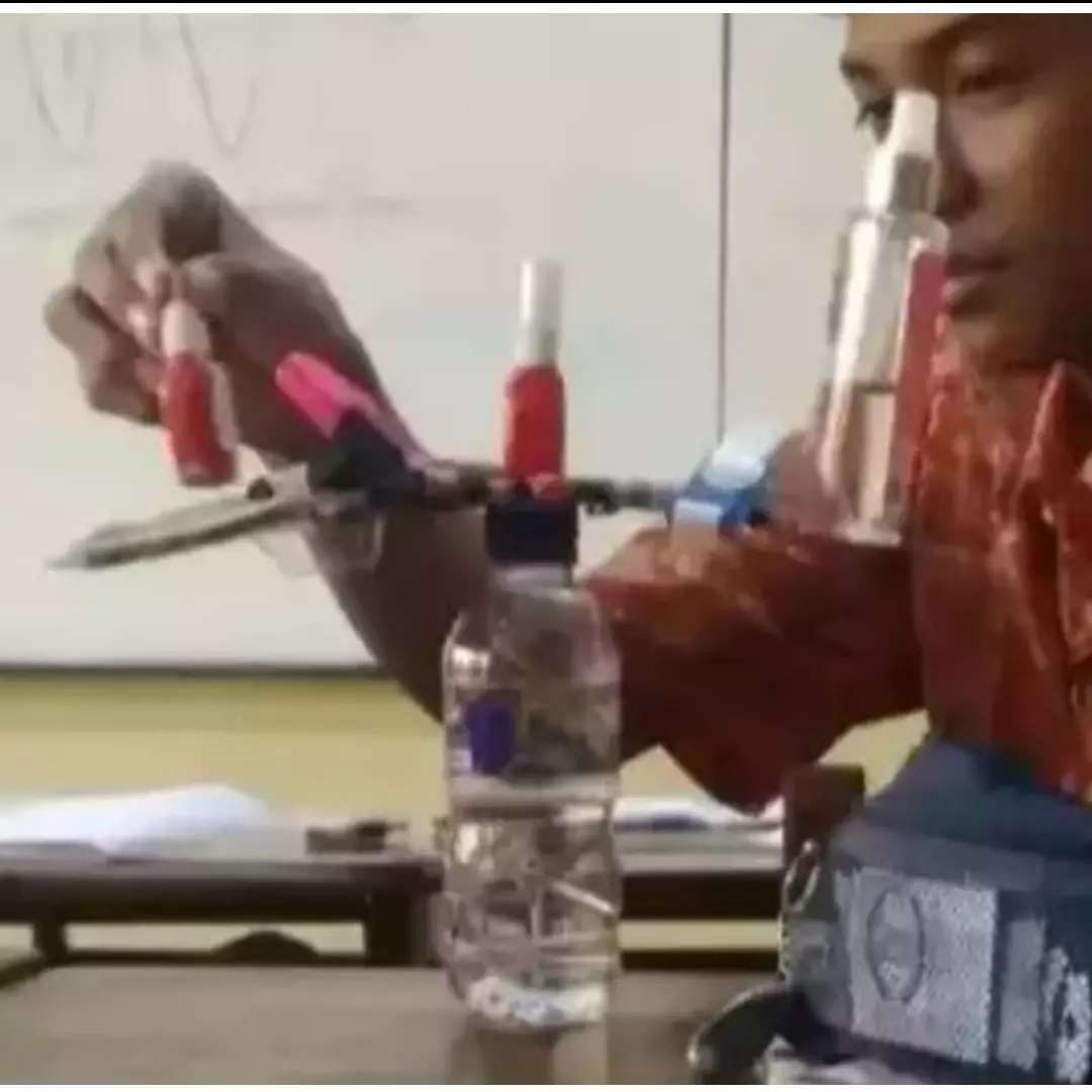 11 Potret lucu tingkah murid kelewat pinter gabut di kelas ini bikin tepuk jidat, jatuhnya nyeleneh