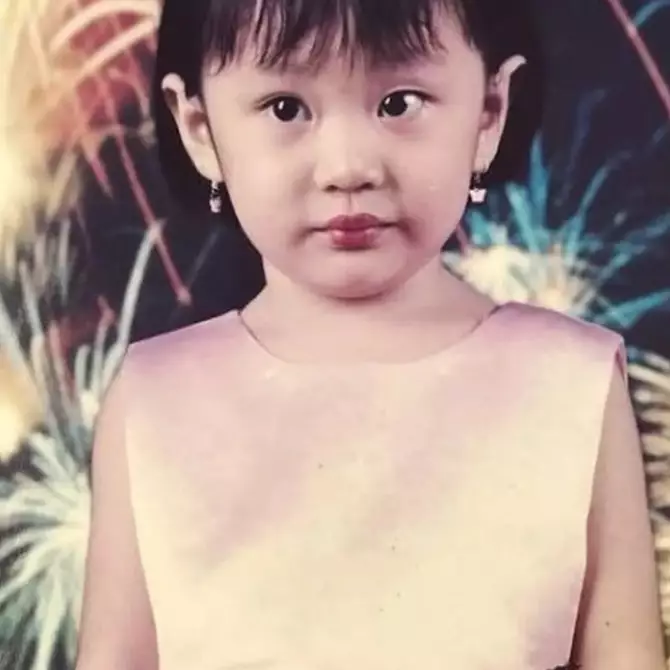 Parasnya saat kecil plek-ketiplek putranya, ini 11 transformasi Larissa Chou yang kini makin stylish