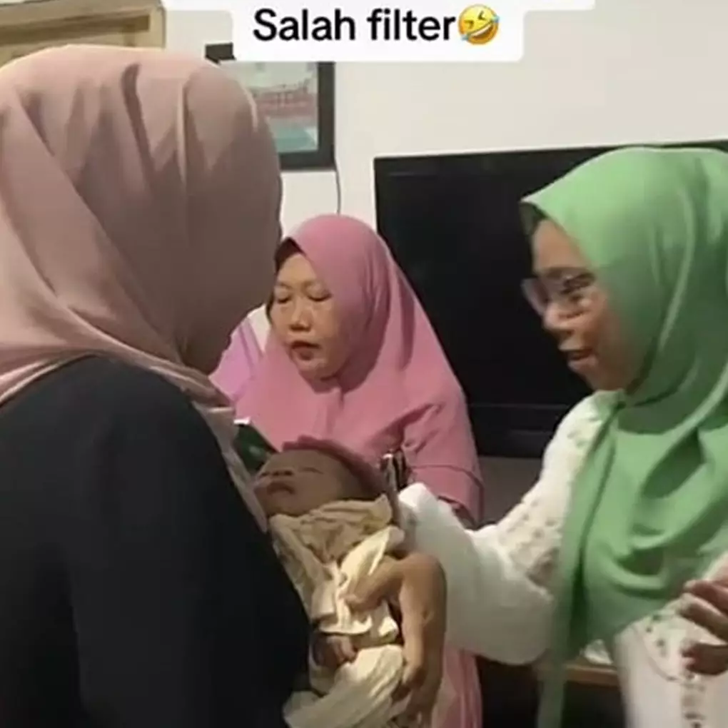 Momen wanita salah pakai filter saat rekam acara akikah ini bikin suasana haru jadi ngakak pol