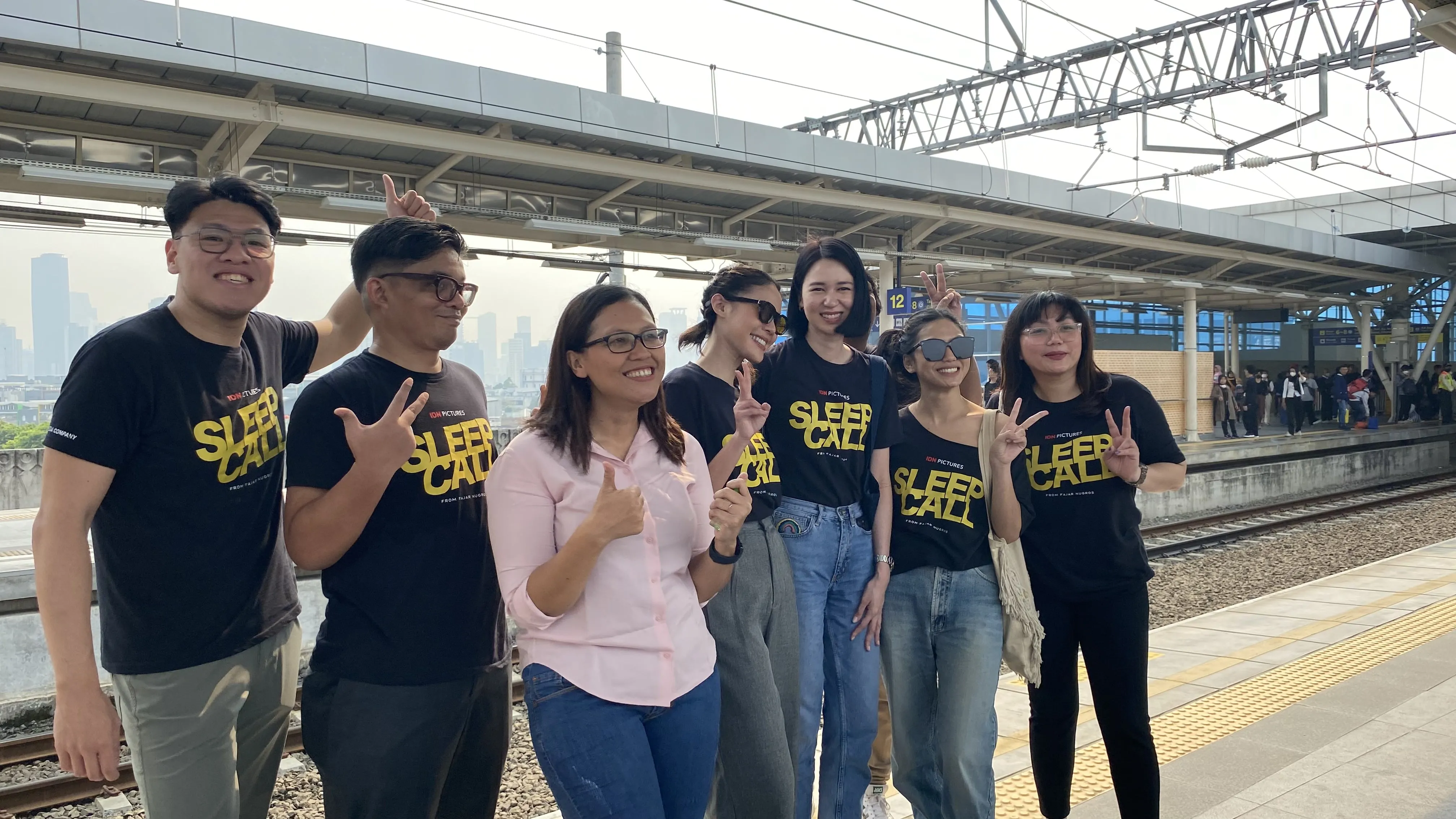 Angkat cerita kehidupan pekerja Jakarta, Laura Basuki & pemain film Sleep Call jajal naik KRL
