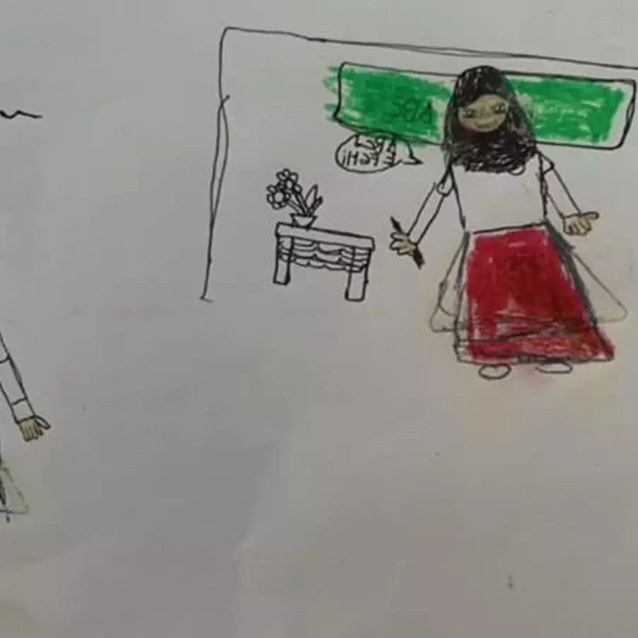 Disuruh gambar gurunya saat mengajar, 11 potret hasil tugas murid SD ini imajinasinya nggak ada lawan