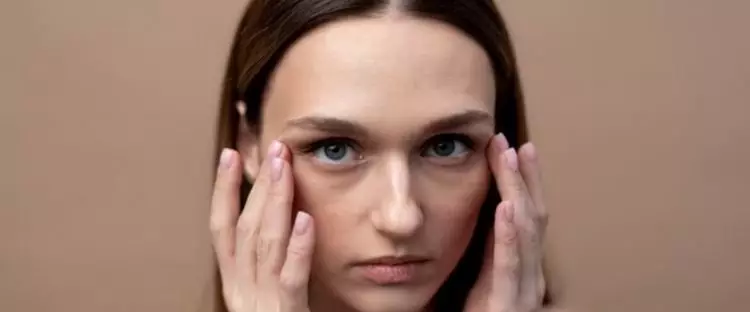 Tanpa lemon dan timun, ini cara cerahkan kantung mata menghitam pakai 1 jenis buah-buahan