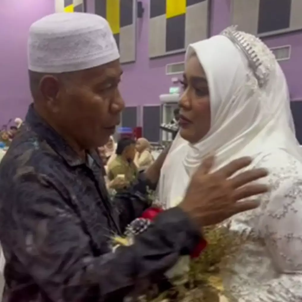 Kisah haru pengantin ditinggal ibu meninggal usai ijab kabul, kembali ke pelaminan demi hormati tamu