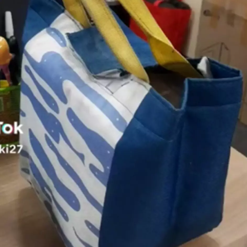 Momen pria pamer bekal bawaan dari istri ini bikin bingung, mau kerja apa piknik sih?