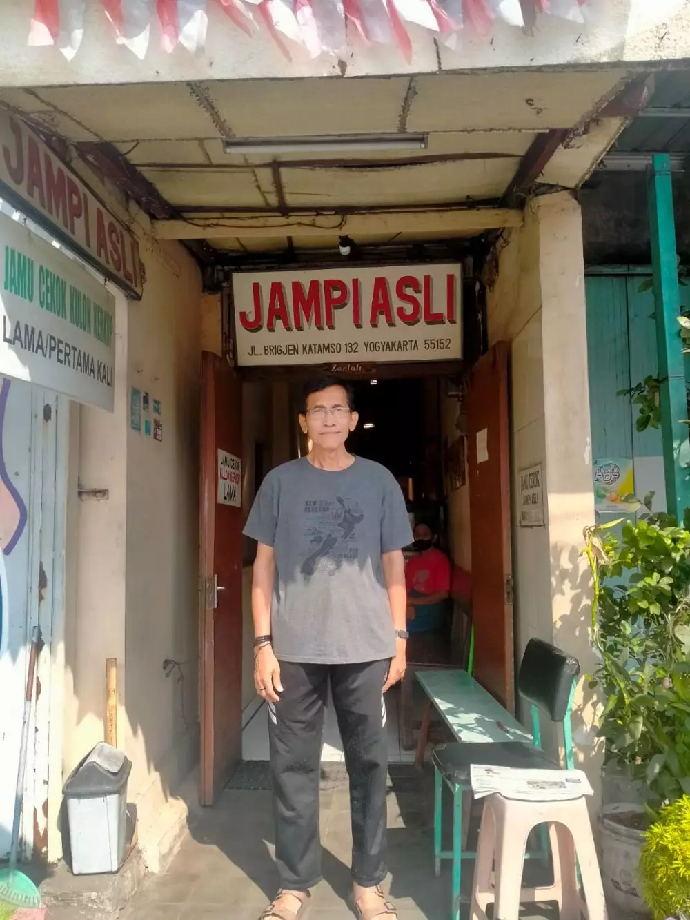 Awalnya cuma bikin racikan untuk anak dan cucu yang sakit, warung jamu ...