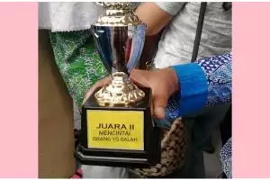 13 Potret kocak juara lomba ini harusnya senang tapi malah galau, ngenes abis