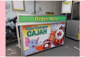 11 Potret kocak tulisan di gerobak pedagang ini menawarkan menu nyeleneh, bikin mikir keras
