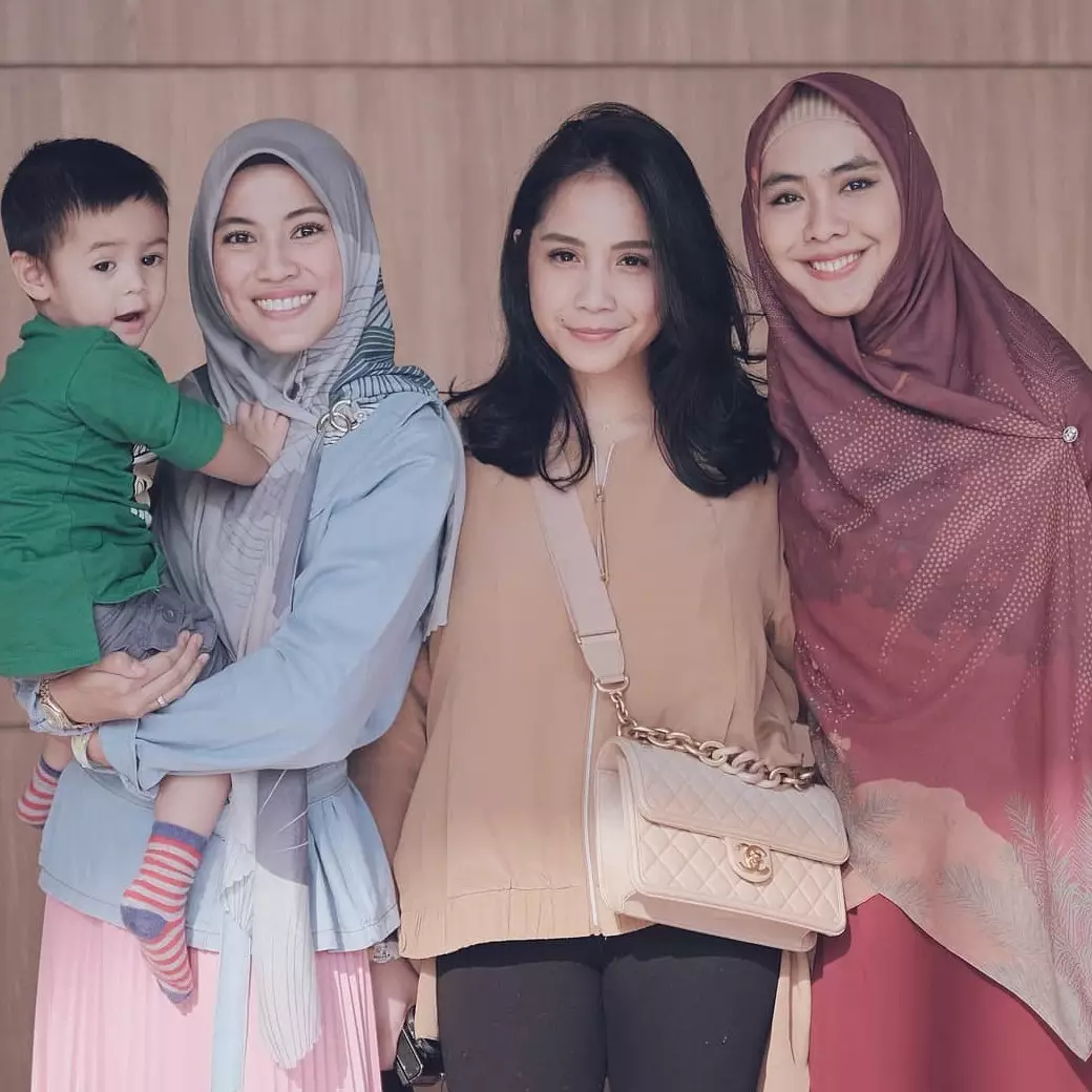 9 Potret lawas Nagita Slavina &amp; Alyssa Soebandono di sitkom, gaya polos istri Raffi Ahmad bikin salfok