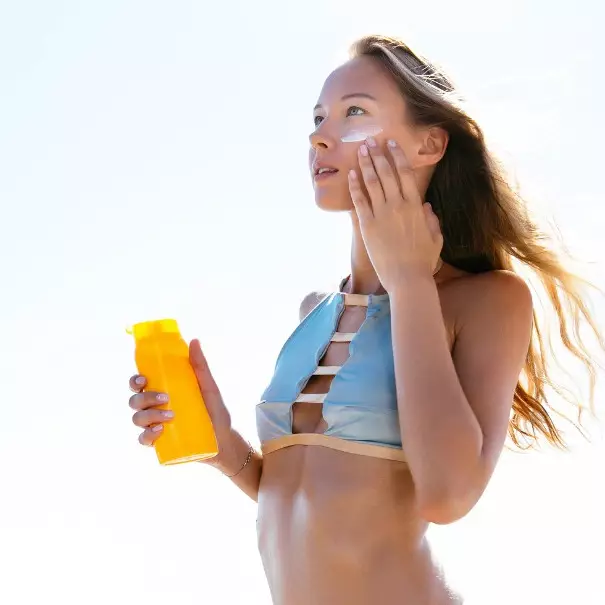 10 Rekomendasi sunscreen untuk kulit beruntusan harga mulai dari Rp 33 ribu, bikin wajah lebih halus