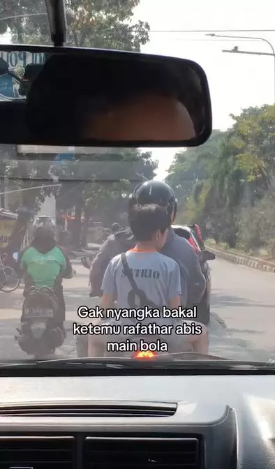 Momen kocak bocah mirip Rafathar bonceng motor TikTok