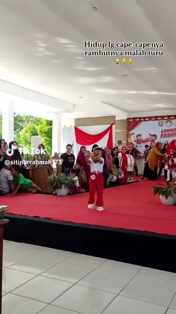 Momen bocah cilik ikut fashion show © TikTok Momen bocah cilik ikut fashion show © TikTok