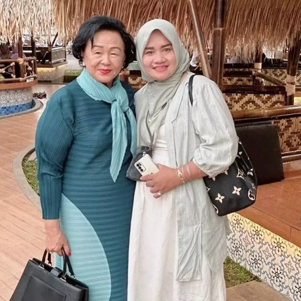 Lebih muda dari menantu, ini 9 pesona ibunda Puput Nastiti Devi mertua Ahok yang sederhana