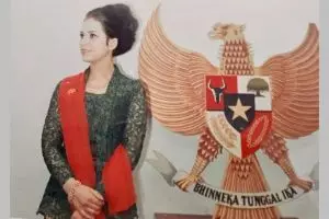 Bule berkebaya mirip Katy Perry ini ibu dua artis top, intip 9 potret terbarunya