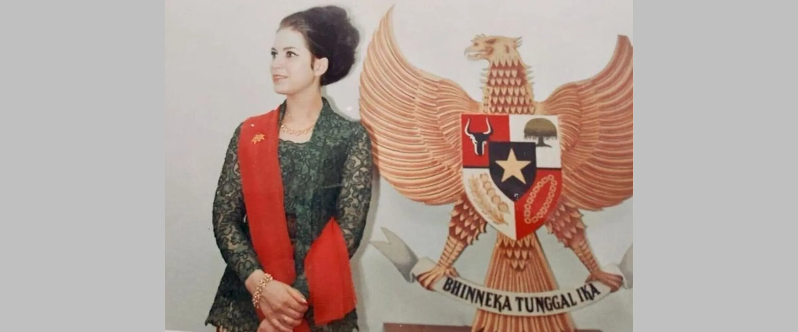 Bule berkebaya mirip Katy Perry ini ibu dua artis top, intip 9 potret terbarunya