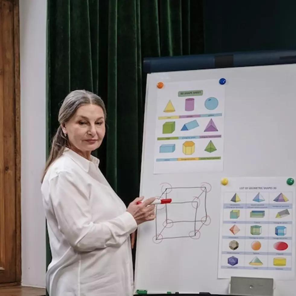 Cara menghitung rumus luas permukaan prisma, lengkap dengan jenis dan contoh soalnya