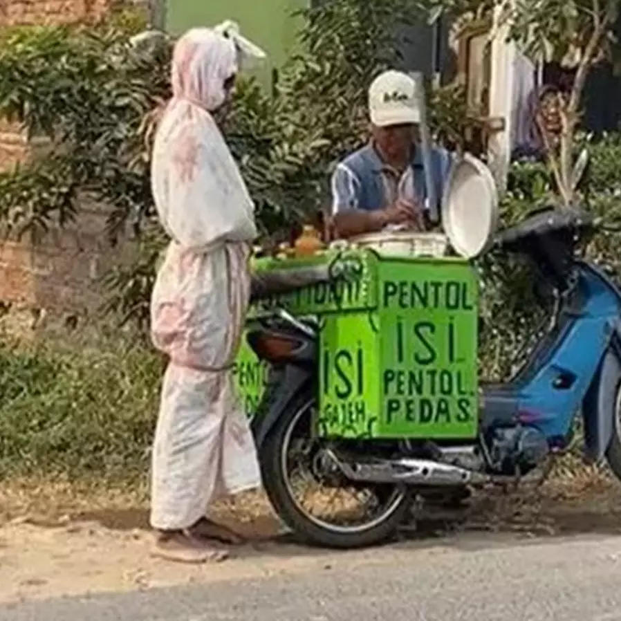 11 Potret kocak kelakuan random orang keluyuran sambil cosplay hantu ini absurd abis