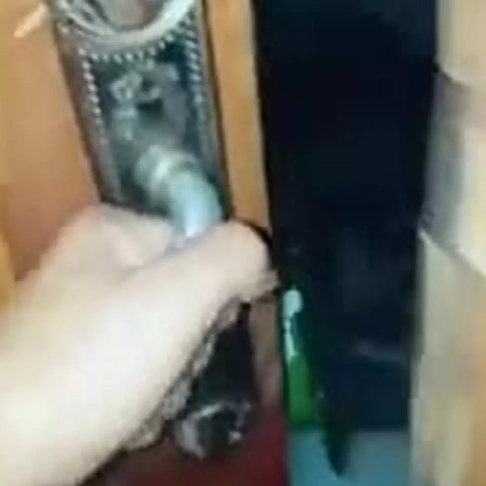 Aksi pria bikin tutorial mengunci pintu tanpa kunci ini mindblowing banget, ada yang tertarik meniru?