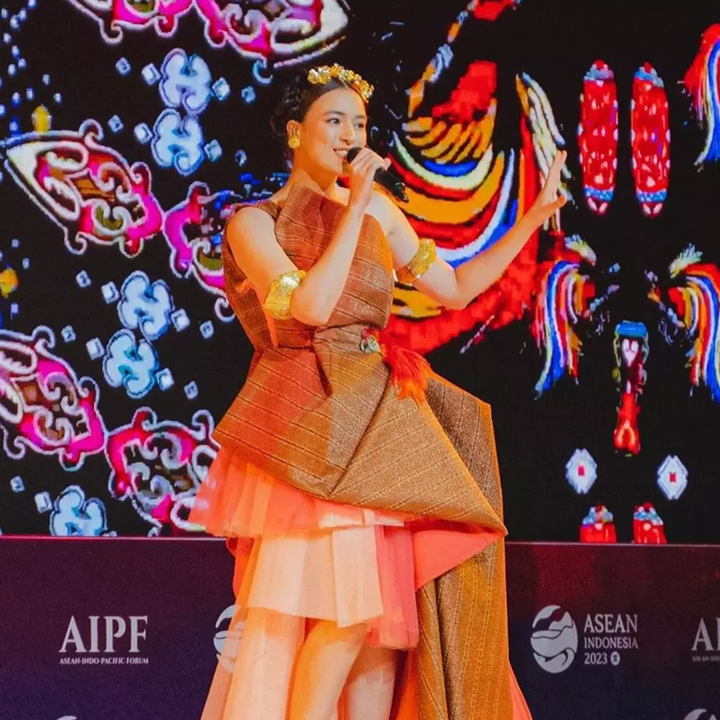 Gaya 10 seleb jadi pengisi acara di KTT ASEAN, aksi Aurelie Moeremans nyanyi lagu dangdut bikin heboh