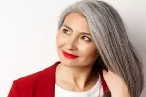 Tak perlu tambahan henna, begini trik hitamkan kembali rambut beruban dengan 1 jenis kulit bumbu dapur