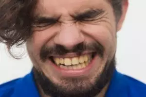 Tanpa pakai garam dan baking soda, ini trik putihkan gigi kekuningan dengan 1 jenis ranting pohon