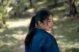 Sosok “Satu Bulan” terungkap di musik video terbaru Bernadya, siapa dia?