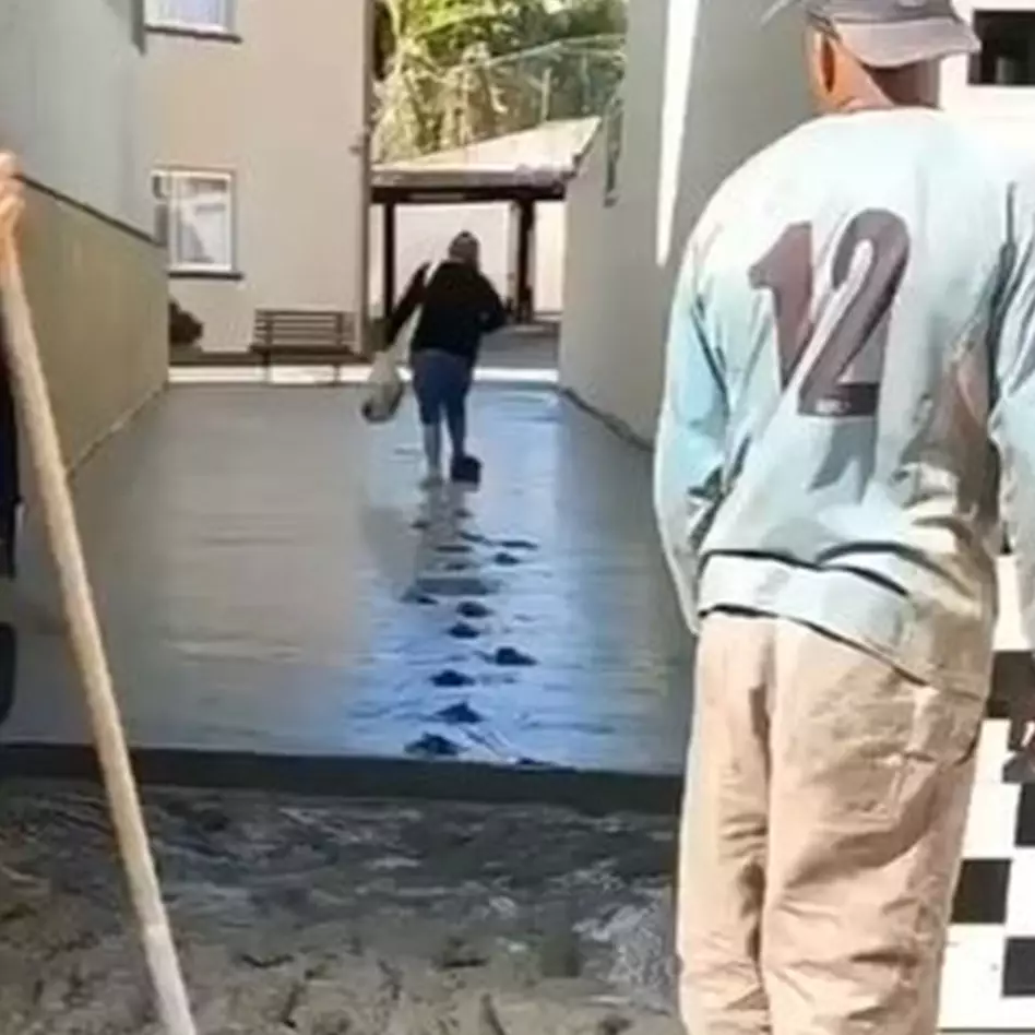 Momen emak-emak dengan santainya lewati jalan yang baru dicor, kaum bapak-bapak cuma bisa pasrah