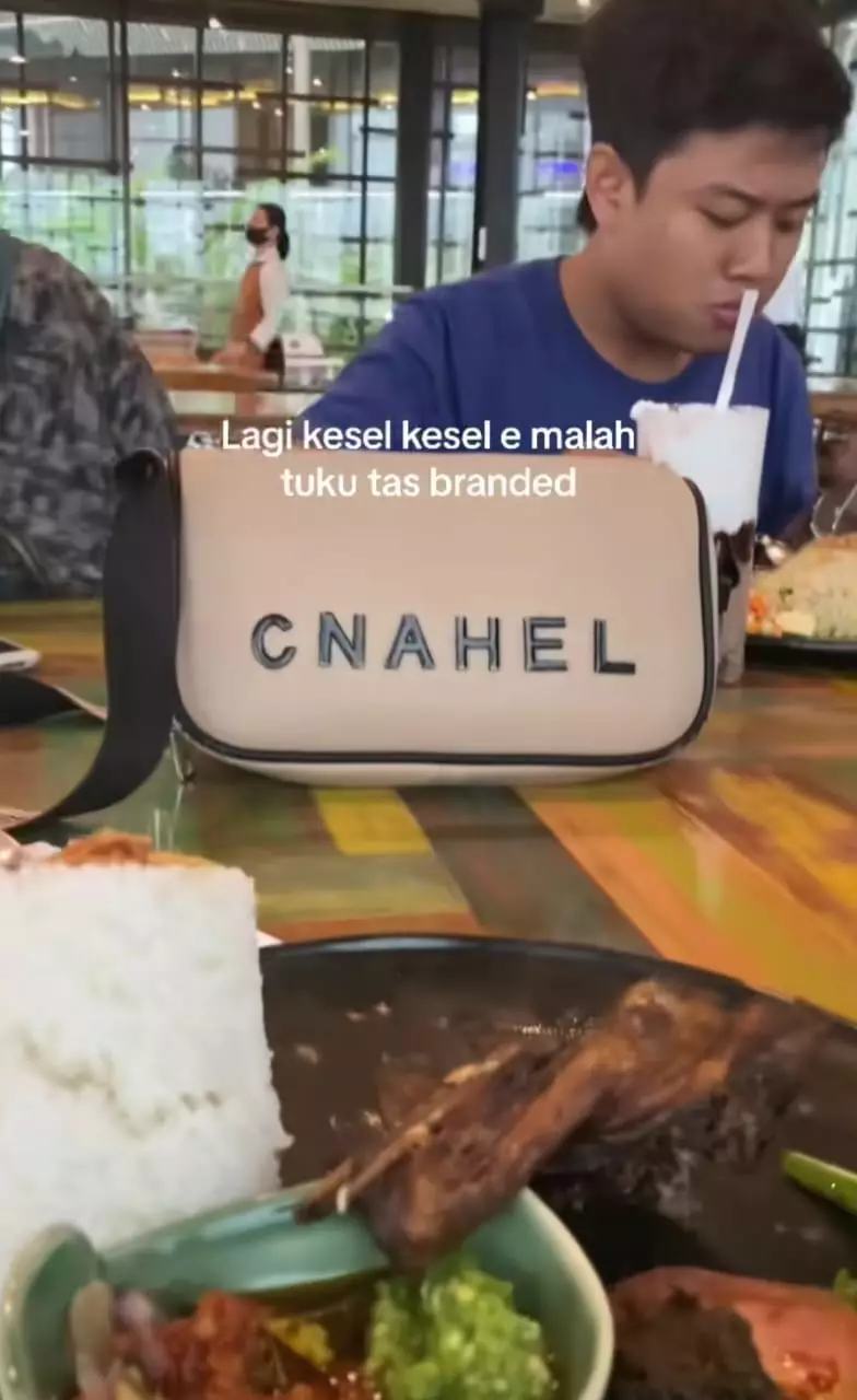 Pelesetan brand ternama di tas  Berbagai sumber