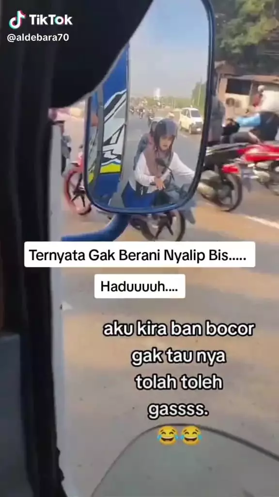 Pengendara tuntun motor di tengah jalan © TikTok
