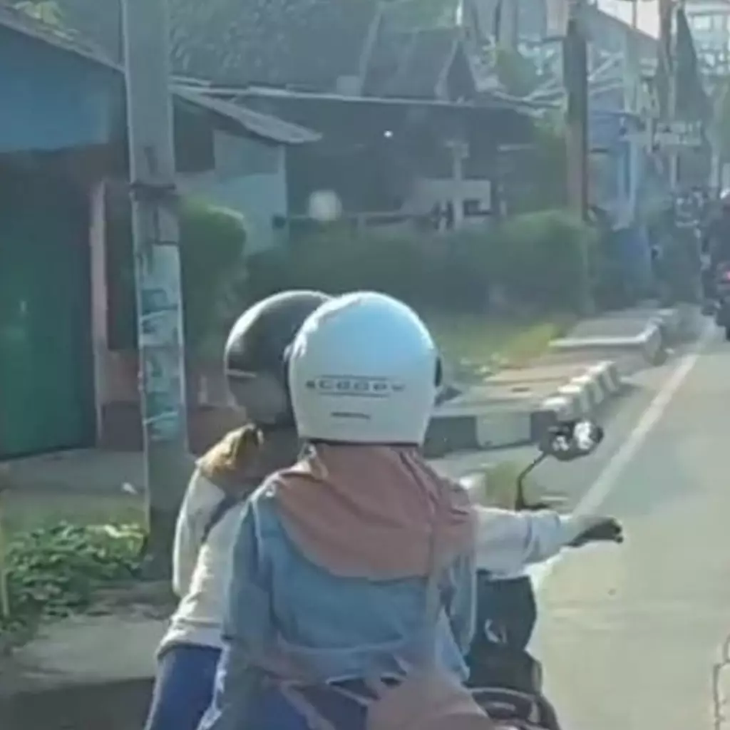 Momen pengendara tuntun motor di tengah jalan ini bikin bingung, alasan di baliknya auto geregetan