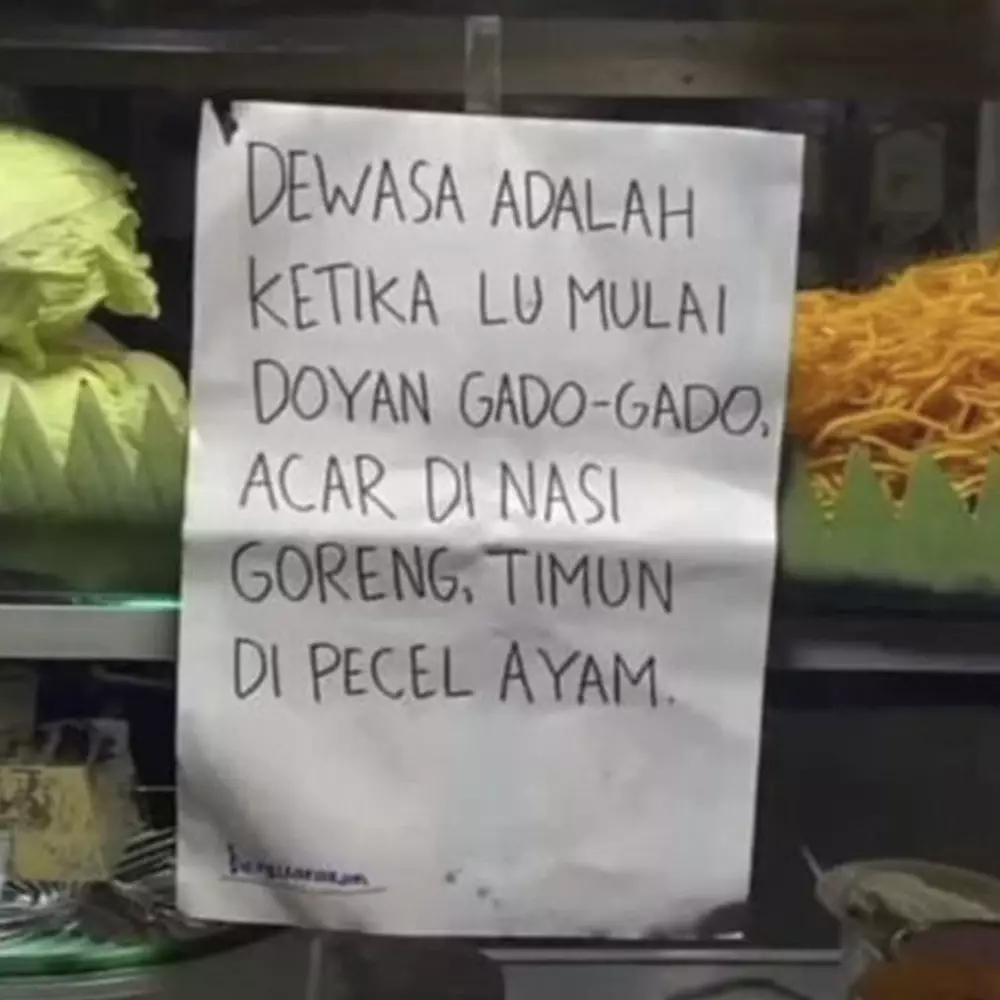Lagi pengen makan siang, 11 potret kocak tulisan di depan warung ini bikin kamu jadi merenung