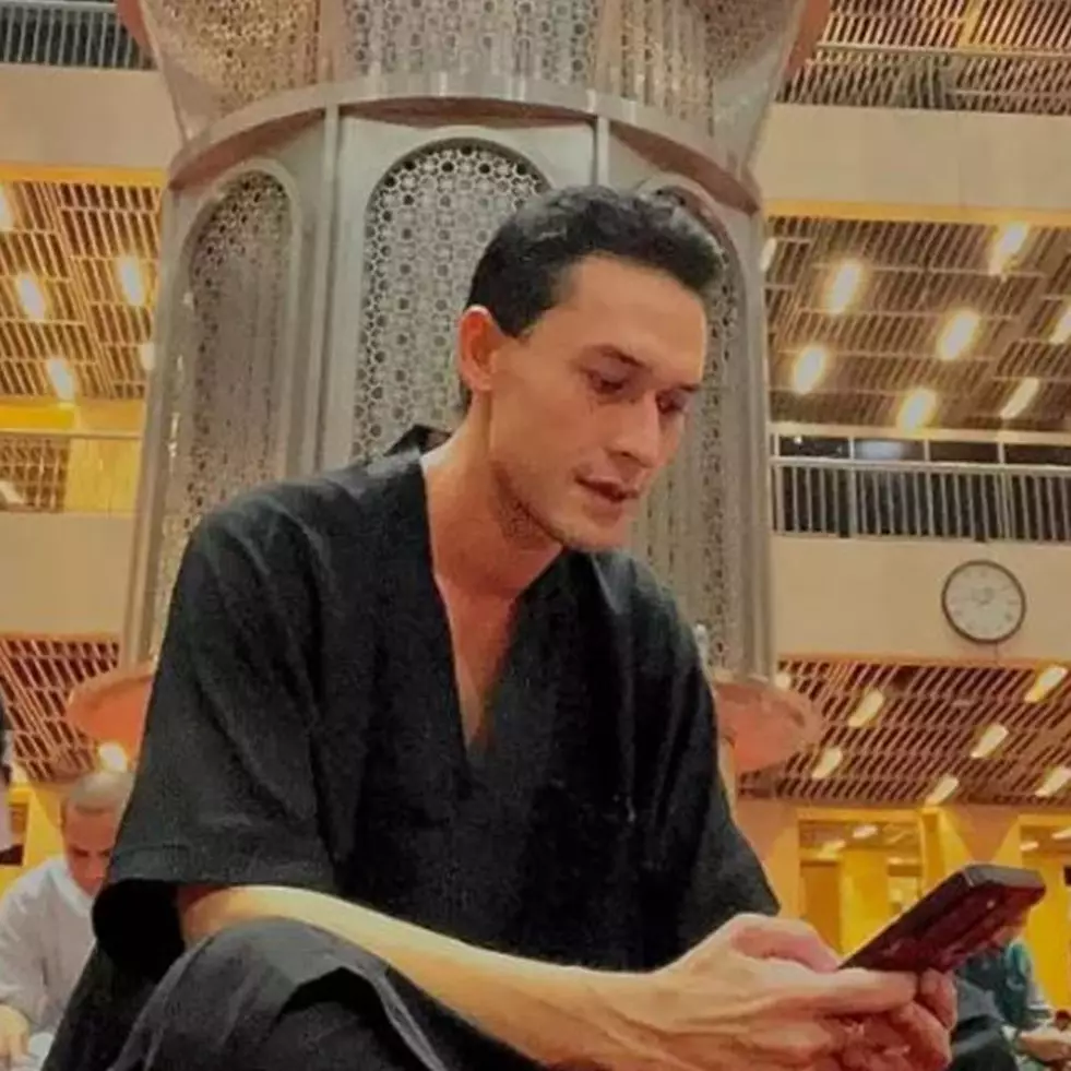 Sempat idap sakit hipertiroid, intip 11 potret terbaru Indra Bruggman yang kini pilih jualan online