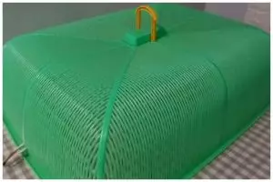 Aksi pria tunjukkan fungsi lain tudung saji ini kreatif banget, masak jadi lebih praktis