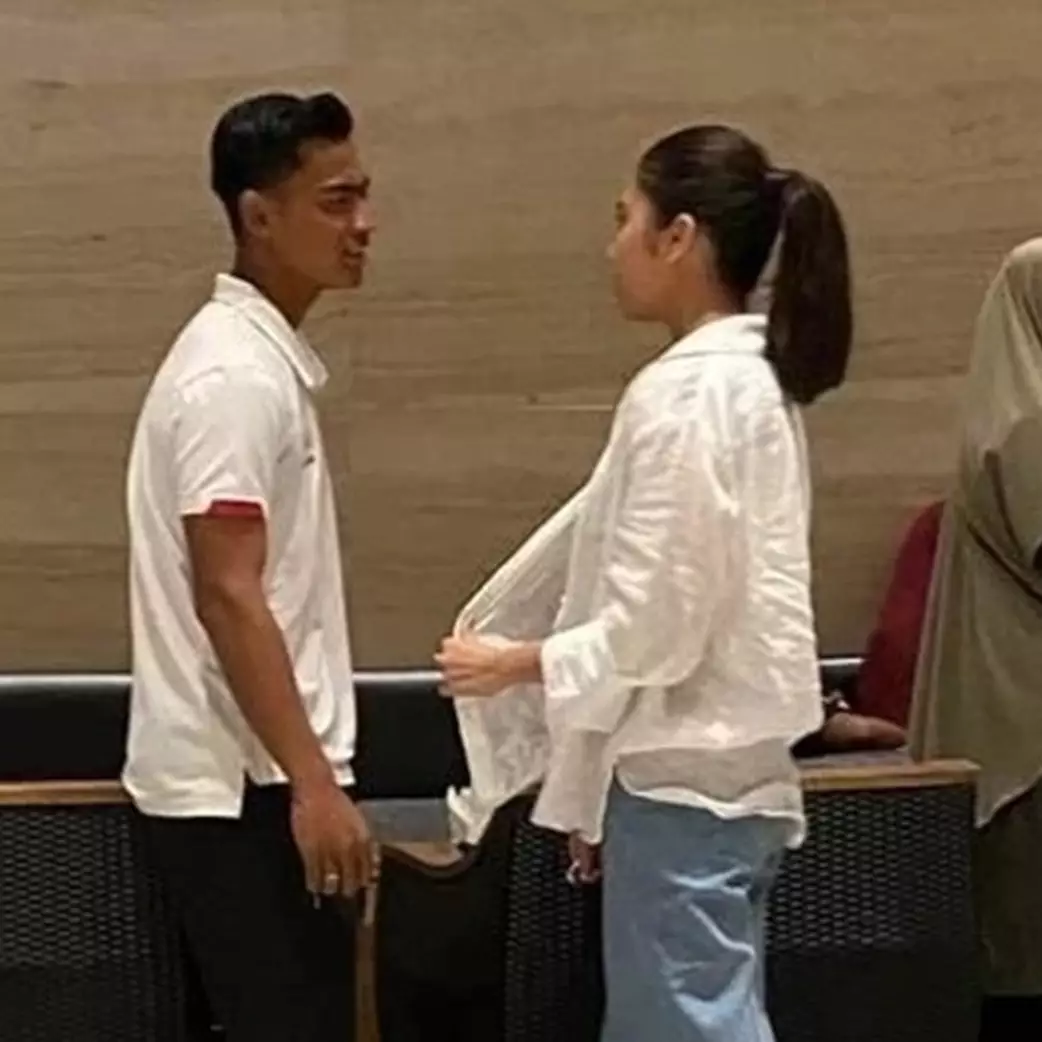 9 Momen Azizah Salsha nonton suami tanding bola, selebrasi gol Pratama Arhan buat istri bikin baper