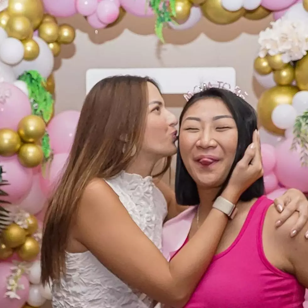 Pegawai rasa bestie, ini 9 momen Nia Ramadhani beri kejutan baby shower di resto mewah untuk asisten