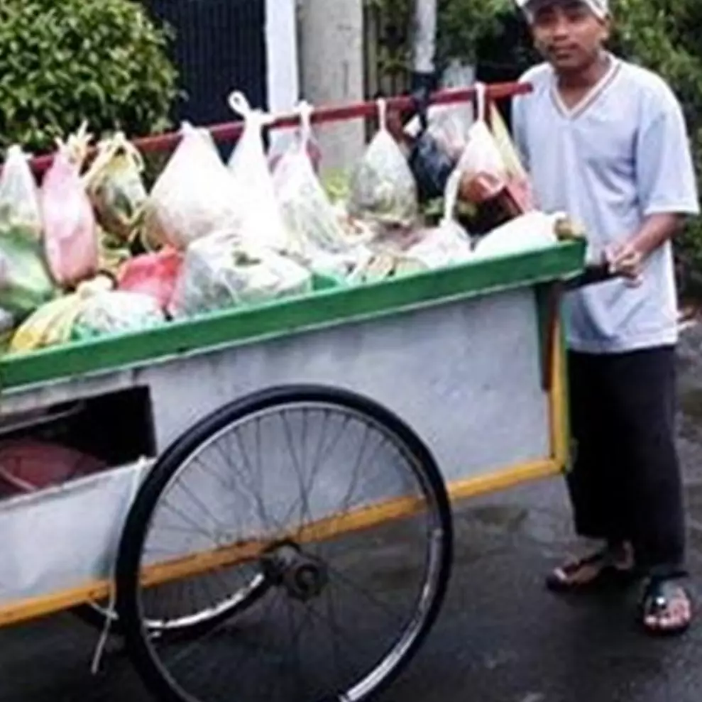 Dagangan tukang sayur ini lengkap bak supermarket berjalan, ada kulkas dua pintu buat simpan daging