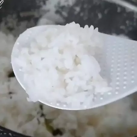 Trik menanak nasi di rice cooker agar tak cepat basi dan lebih wangi, cukup tambah 2 bahan dapur