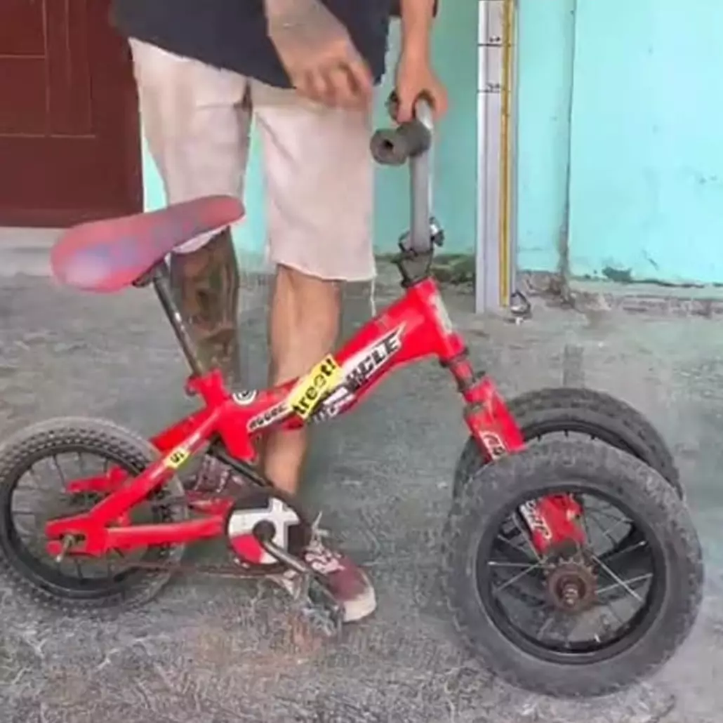 Pria ini modifikasi sepeda bocil jadi super panjang, cara kendarainya di luar dugaan