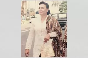 Masa muda ibu seleb ini pancarkan pesona bak model top, intip 9 transformasinya