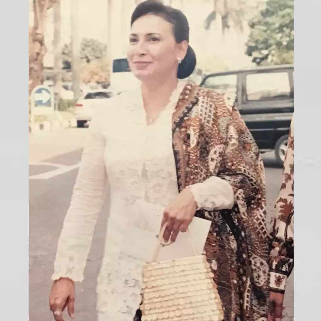 Masa muda ibu seleb ini pancarkan pesona bak model top, intip 9 transformasinya