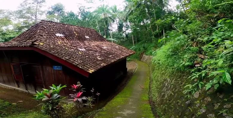 Rumah di tengah hutan rimbun Purworejo ini ternyata hunian pahlawan nasional, lantainya masih tanah
